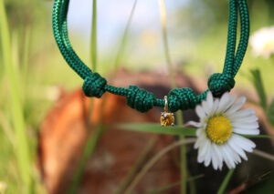 Paracord Charm in Oro e Pietre Preziose